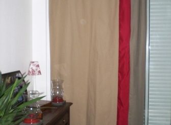 rideaux pour décorer notre intérieur beige et rouge Pimprelys