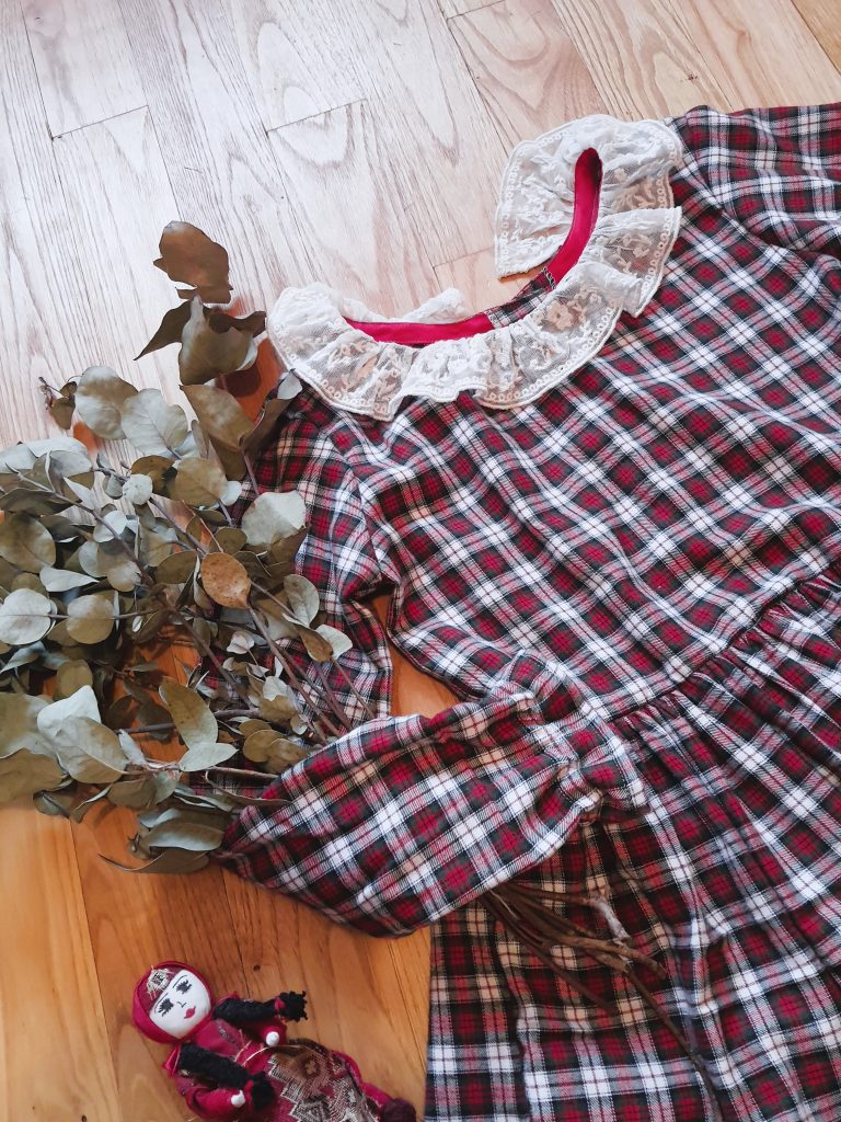 robe à carreaux avec col dentelle Patron des intemporels pour enfants