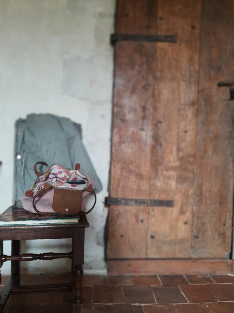 nature morte vieille maison sac et manteau vieille porte