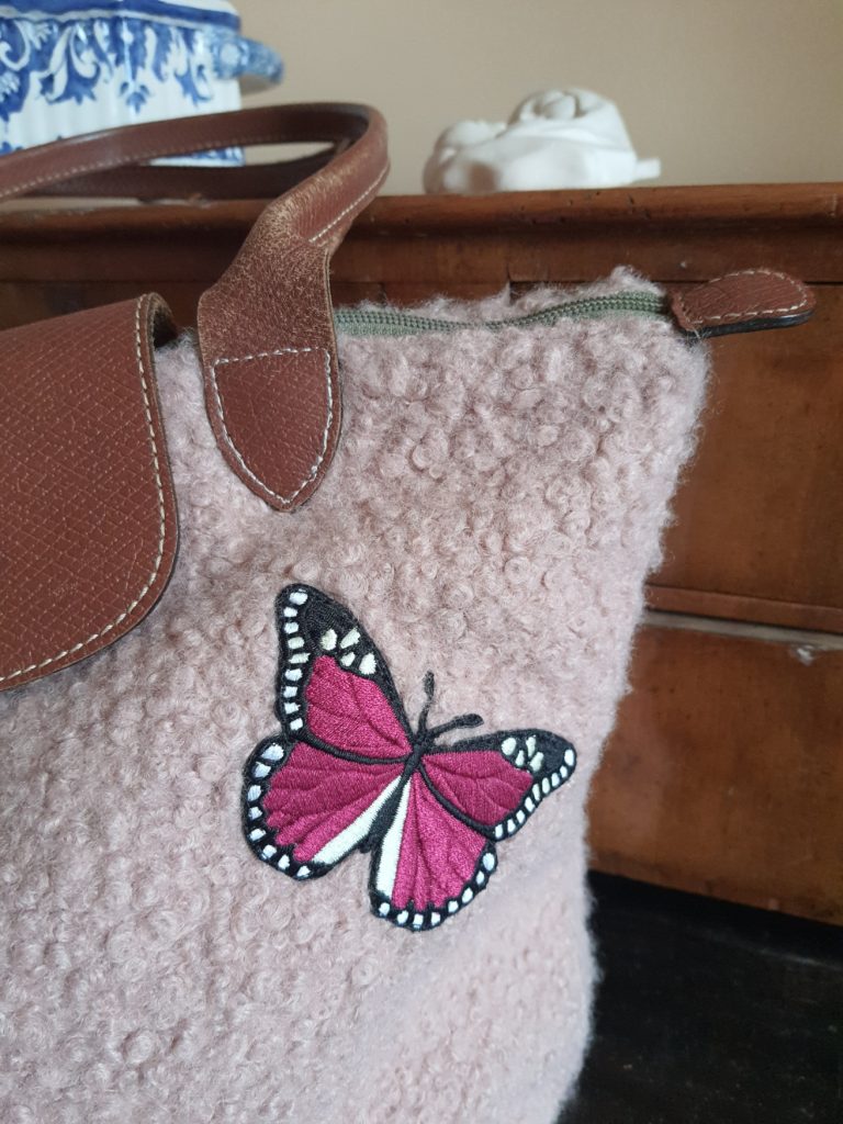 détail patch sur sac thermocollant papillon