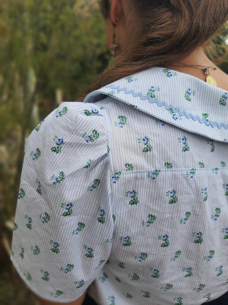 détail dos de la blouse Opah Mondial tissus et serpentine